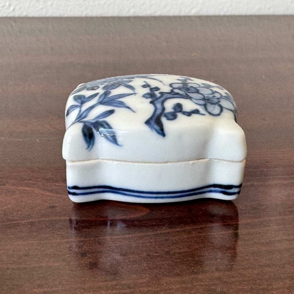 Vintage Blue & White Porcelain Trinket Box – Handpainted Asian Floral Design - Picture 2 of 6